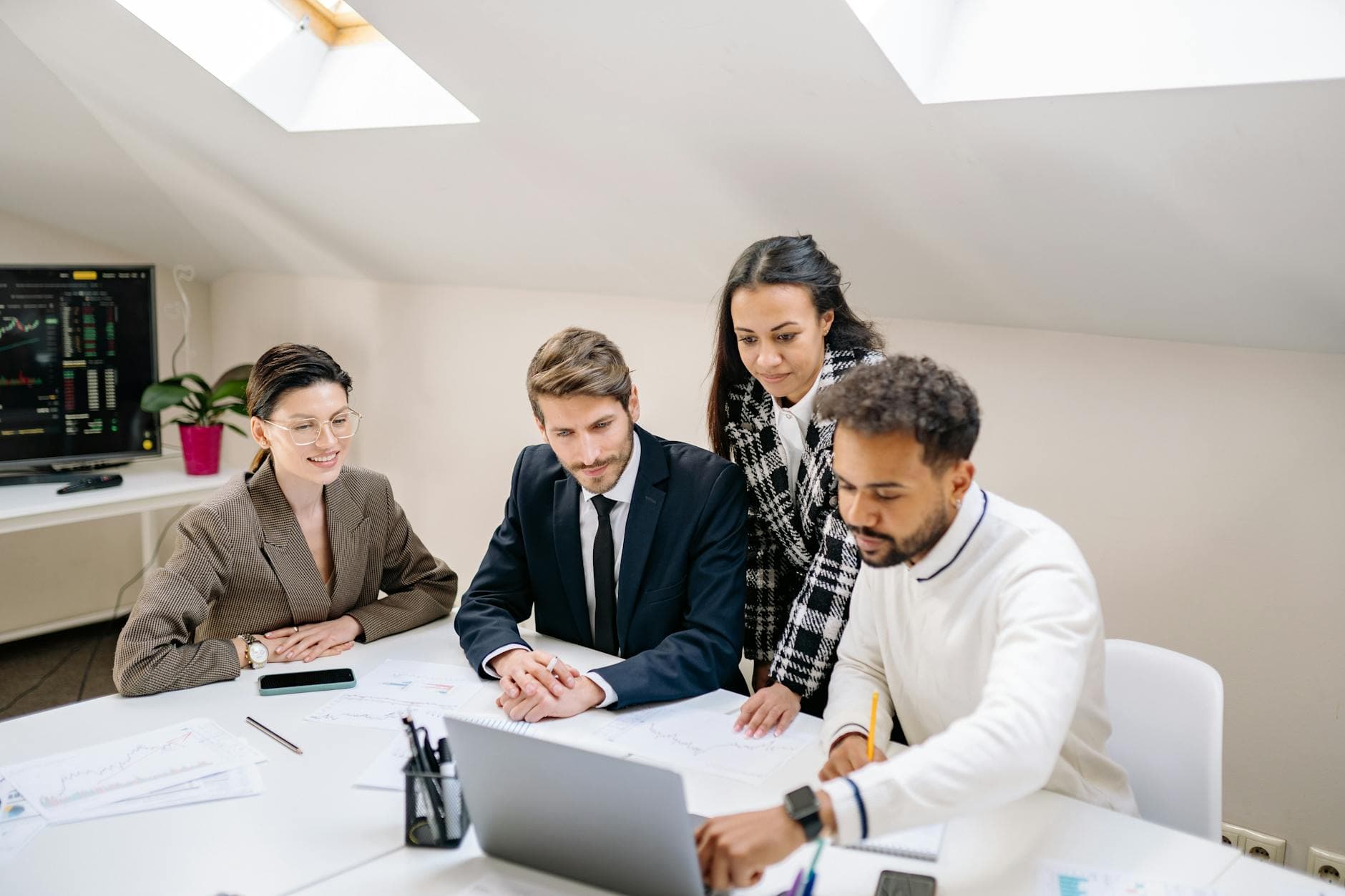 Project team reviewing pilot annotation results around a laptop – evaluating accuracy, inter-annotator agreement, and edge-case handling before scaling the data annotation services contract